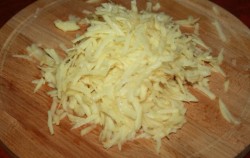 Картофельные колдуны с сосисками и сыром в СВЧ - шаг 2 Картофельные колдуны с сосисками и сыром в СВЧ - шаг 2