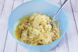 Картофельные лепешки на сковороде - шаг 3 Картофельные лепешки на сковороде - шаг 3