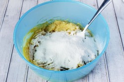 Картофельные лепешки на сковороде - шаг 4 Картофельные лепешки на сковороде - шаг 4