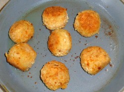 Картофельные шарики с сыром - шаг 10