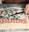 Картофельный рулет со шпинатом и беконом - шаг 4 Картофельный рулет со шпинатом и беконом - шаг 4