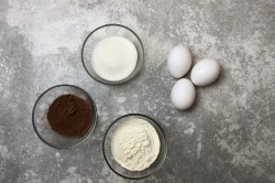 Картошка из шоколадного бисквита пирожное классическое - шаг 1