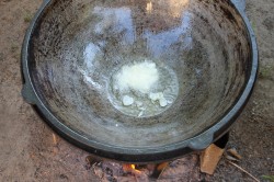 Тушеные овощи в казане на костре с мясом - шаг 4