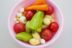 Тушеные овощи в казане на костре с мясом - шаг 2