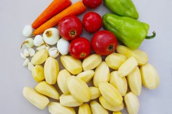 Тушеные овощи в казане на костре с мясом - шаг 3