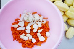 Тушеные овощи в казане на костре с мясом - шаг 6