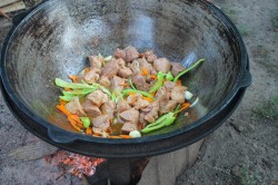 Тушеные овощи в казане на костре с мясом - шаг 10