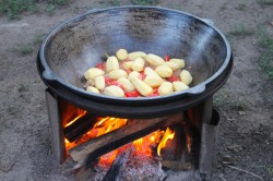 Тушеные овощи в казане на костре с мясом - шаг 12