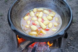 Тушеные овощи в казане на костре с мясом - шаг 13