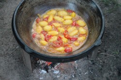 Тушеные овощи в казане на костре с мясом - шаг 14