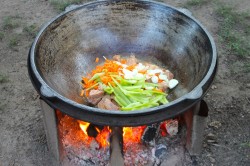 Тушеные овощи в казане на костре с мясом - шаг 9