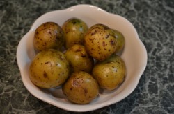 Картошка в мундире в микроволновке - шаг 3