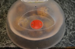 Картошка в мундире в микроволновке - шаг 4