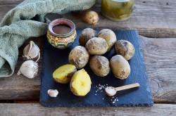 Картошка в мундире в микроволновке - шаг 6