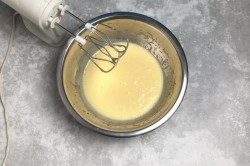 Кекс с вареньем в духовке на кефире - шаг 2 Кекс с вареньем в духовке на кефире - шаг 2