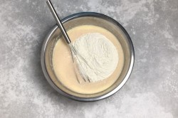 Кекс с вареньем в духовке на кефире - шаг 3 Кекс с вареньем в духовке на кефире - шаг 3