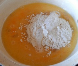 Кекс в микроволновке без какао - шаг 2 Кекс в микроволновке без какао - шаг 2