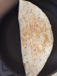 Кесадилья из тортильи с куриным филе и овощами - шаг 12