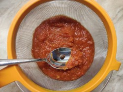 Кетчуп из слив и помидоров на зиму - шаг 8