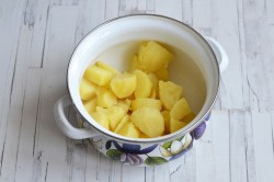 Классическая картофельная запеканка с фаршем в духовке - шаг 2