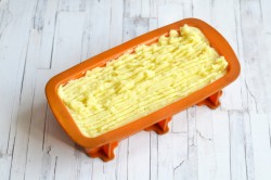Классическая картофельная запеканка с фаршем в духовке - шаг 8