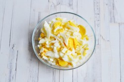 Салат Восточный классический с колбасой - шаг 4