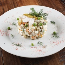 Классическое оливье c курицей и солеными огурцами