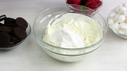 Клубничный десерт со сметаной и печеньем Орео - шаг 1