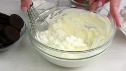 Клубничный десерт со сметаной и печеньем Орео - шаг 2