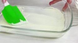 Клубничный десерт со сметаной и печеньем Орео - шаг 3