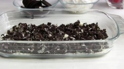 Клубничный десерт со сметаной и печеньем Орео - шаг 4