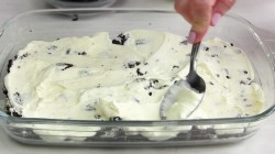 Клубничный десерт со сметаной и печеньем Орео - шаг 5