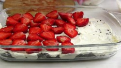 Клубничный десерт со сметаной и печеньем Орео - шаг 6