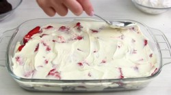 Клубничный десерт со сметаной и печеньем Орео - шаг 7