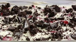 Клубничный десерт со сметаной и печеньем Орео - шаг 8