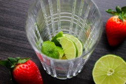 Клубничный мохито алкогольный - шаг 4