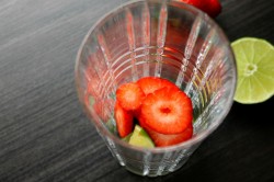 Клубничный мохито алкогольный - шаг 5