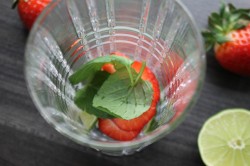 Клубничный мохито алкогольный - шаг 6