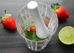 Клубничный мохито алкогольный - шаг 7