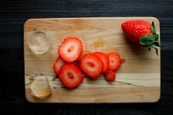 Клубничный мохито алкогольный - шаг 3