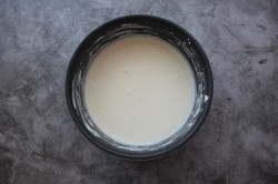 Клубничный торт-чизкейк без выпечки - шаг 5