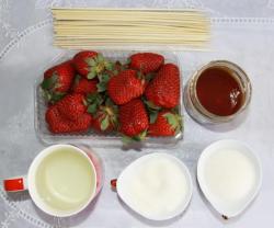 Клубника в карамели десерт на День всех Влюбленных - шаг 1