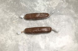 Классическая шоколадная колбаска из печенья и какао со сгущенкой - шаг 8 Классическая шоколадная колбаска из печенья и какао со сгущенкой - шаг 8