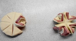 Колбасные цветочки из слоеного теста - шаг 2