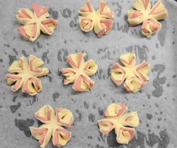 Колбасные цветочки из слоеного теста - шаг 3