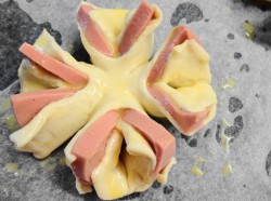 Колбасные цветочки из слоеного теста - шаг 4