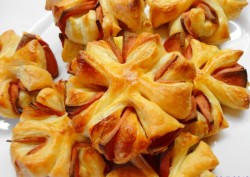 Колбасные цветочки из слоеного теста - шаг 5