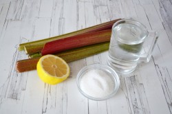 Компот из ревеня - шаг 1 Компот из ревеня - шаг 1