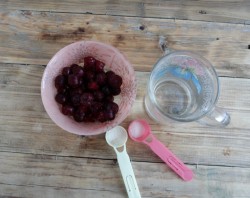 Компот из вишни с косточками - шаг 1