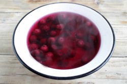 Компот из вишни с косточками - шаг 6